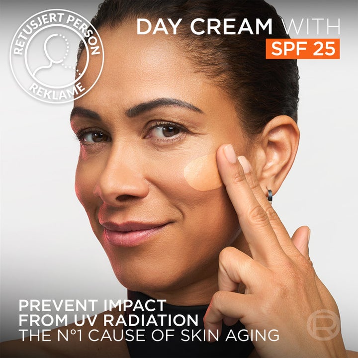 L'Oréal Paris Revitalift Laser 50 ml dagkrem påføres i ansiktet for å beskytte mot UV-stråling med SPF 25.