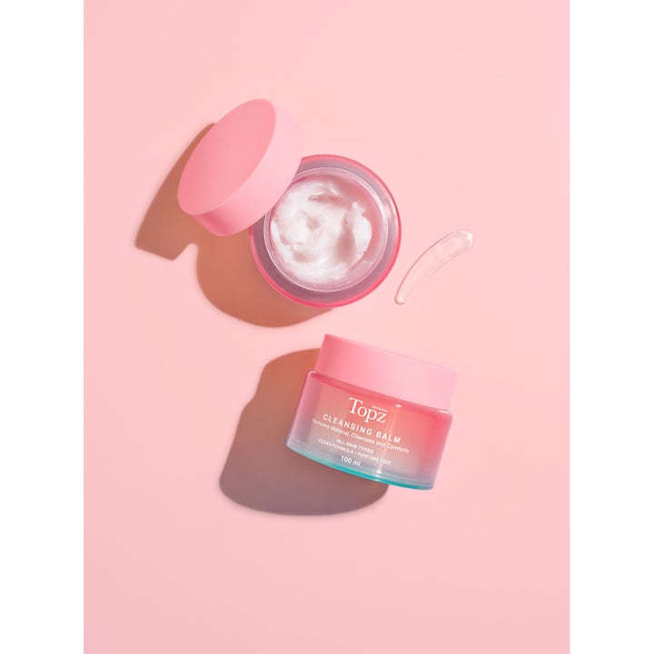 Topz Daily Cleansing Balm 100 ml vegansk ansiktsrengjøring fjerner sminke vist i rosa krukke med hvit tekstur.
