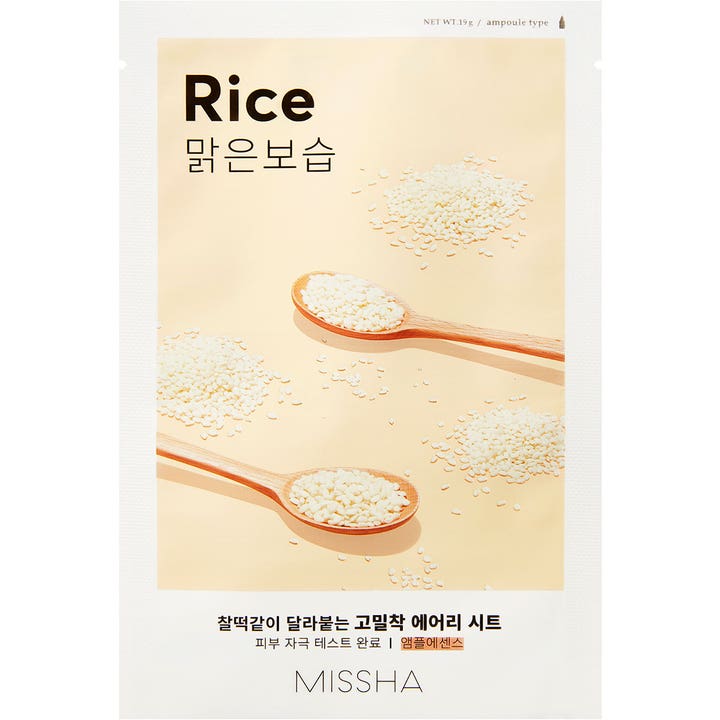 Missha Airy Fit Sheet Mask Rice 19 g fuktighetsgivende ansiktsmaske i hvit pakke med bilde av hvite riskorn på treskjeer.