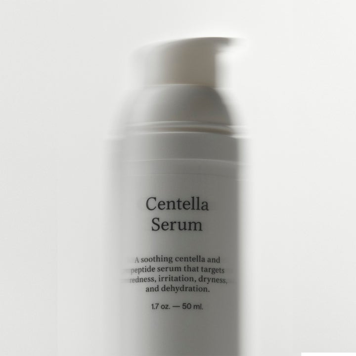 Jorgobé Centella Serum 50 ml beroligende ansiktsserum mot rødhet og tørrhet i hvit pumpeflaske med uskarp effekt