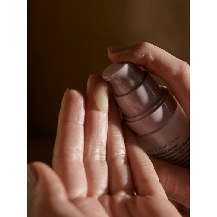 Rudolph Care Firming Perfector Serum 30 ml oppstrammende ansiktsserum som pumpes ut i hånden fra en rosa flaske