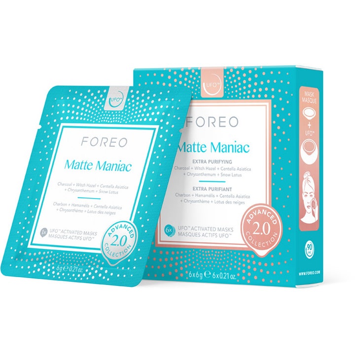 Foreo Matte Maniac 6x6g rensende ansiktsmaske som gir matt hud i turkis forpakning med kull og trollhassel.