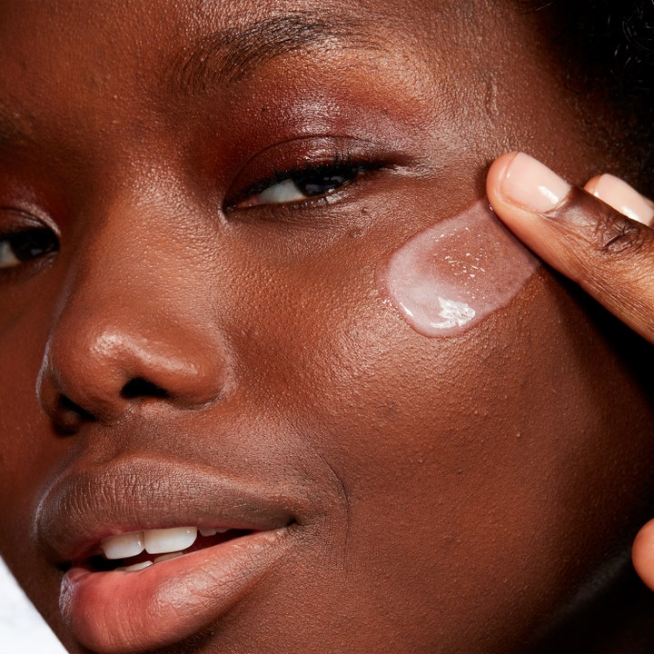 MAC Cosmetics Hyper Real Serumizer 15 ml fuktighetsgivende serum påføres på kinnet og gir huden en skimrende glød