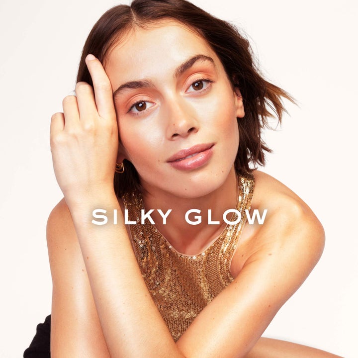 Nuxe Huile Prodigieuse Florale Roll-On 60 ml kroppsolje gir strålende hud vist på kvinne med teksten Silky Glow
