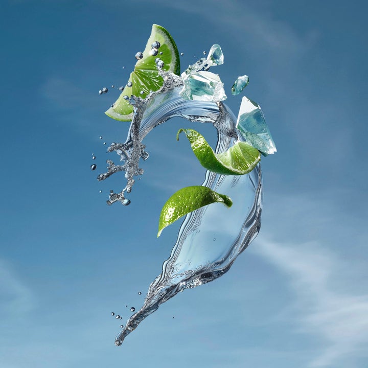 Biotherm Two-Minute Routine fuktighetsgivende hudpleie med frisk vannsprut, lime og is mot blå himmel.