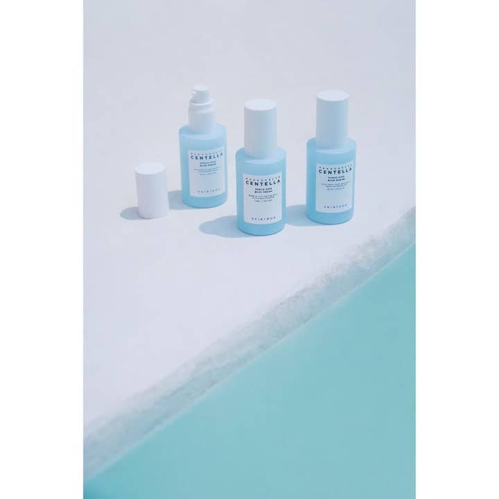 SKIN1004 Madagascar Centella Hyalu-Cica Blue Serum 30 ml fuktighetsgivende serum i lyseblå frostede flasker ved vann