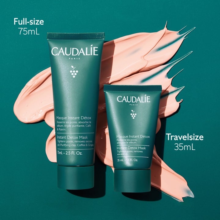 Caudalie Instant Detox Mask 35 ml rensende ansiktsmaske med leire i grønne tuber mot en rosa tekstur