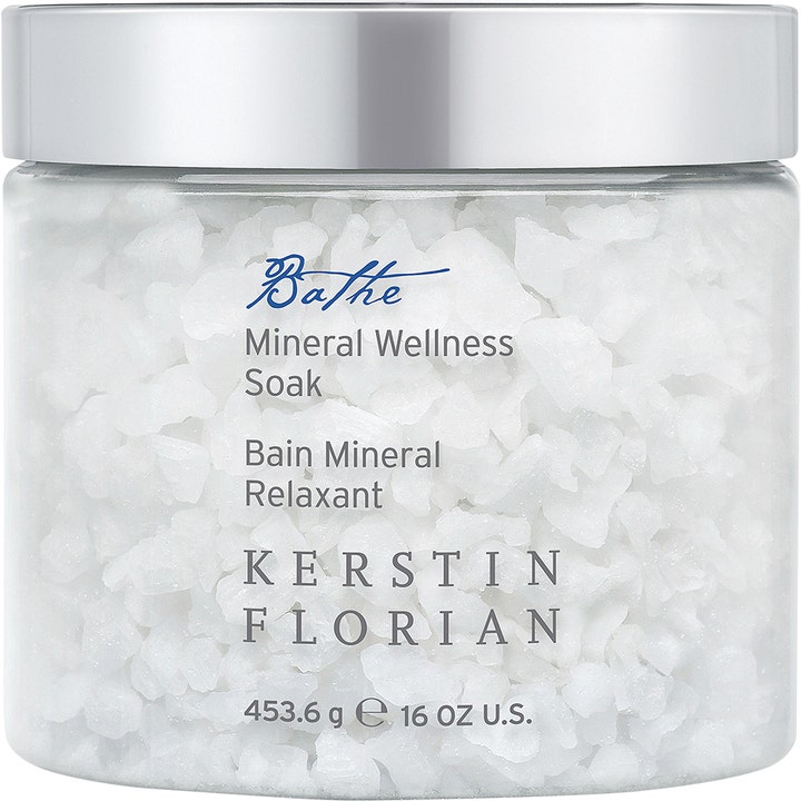 Kerstin Florian Mineral Wellness Soak 453,6 g beroligende badesalt med hvite krystaller i glasskrukke med sølvlokk