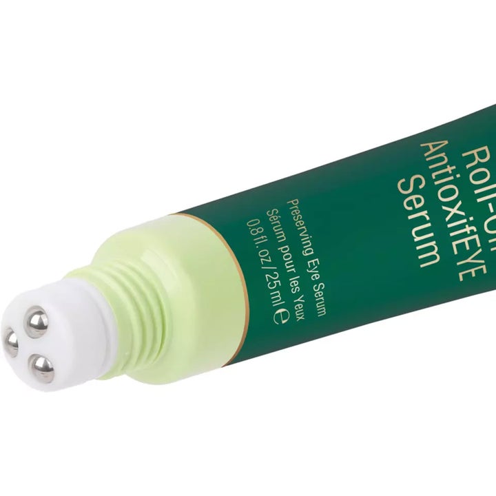 Pixi Roll-On AntioxifEYE Serum 25 ml øyeserum i grønn tube med tre kjølende metallkuler på applikatoren.