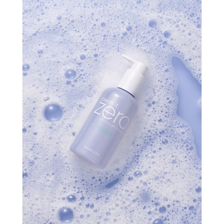 Banila Co Clean It Zero Calming Gel Cleanser 200 ml beroligende ansiktsrengjøring i lilla pumpeflaske med hvitt skum