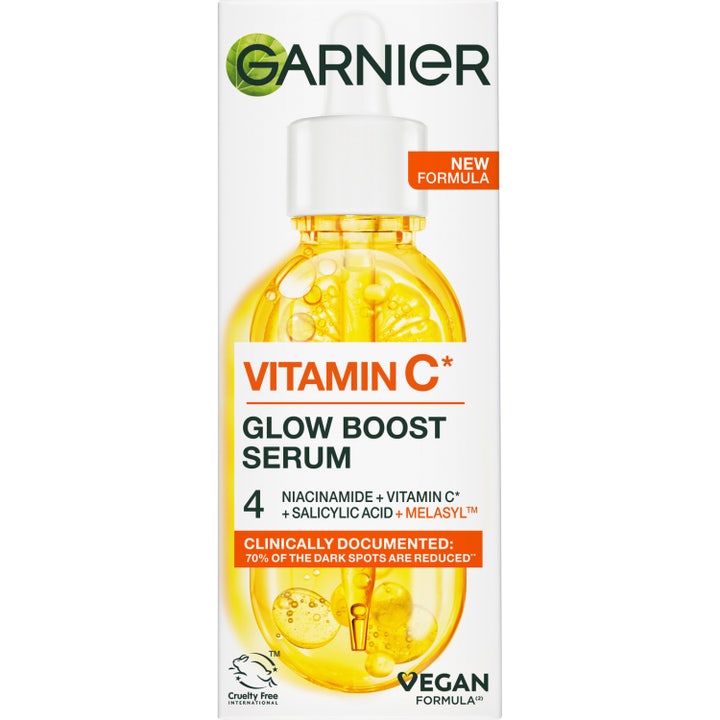Garnier SkinActive Vitamin C Glow Boost Serum 30ml glødgivende ansiktsserum i hvit eske med bilde av sitron og pipette.