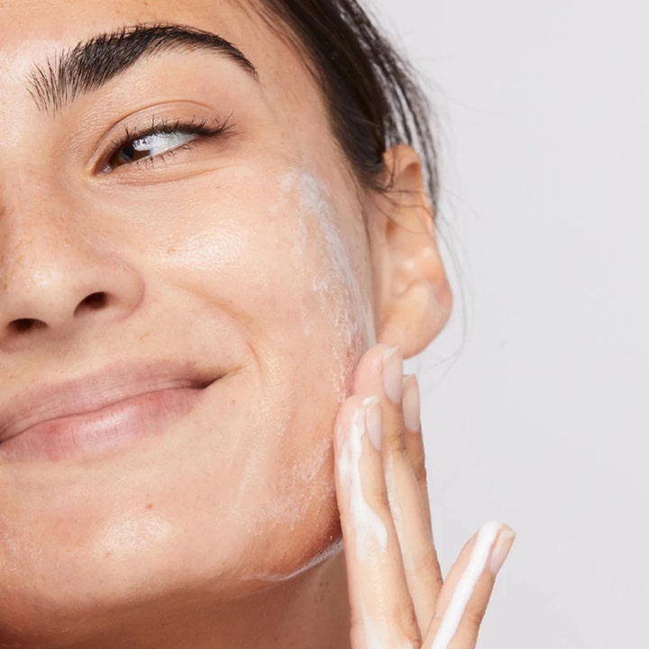 Dermalogica Clearing Skin Wash 250 ml rengjøringsgel mot urenheter som skummer hvitt ved påføring på ansiktet