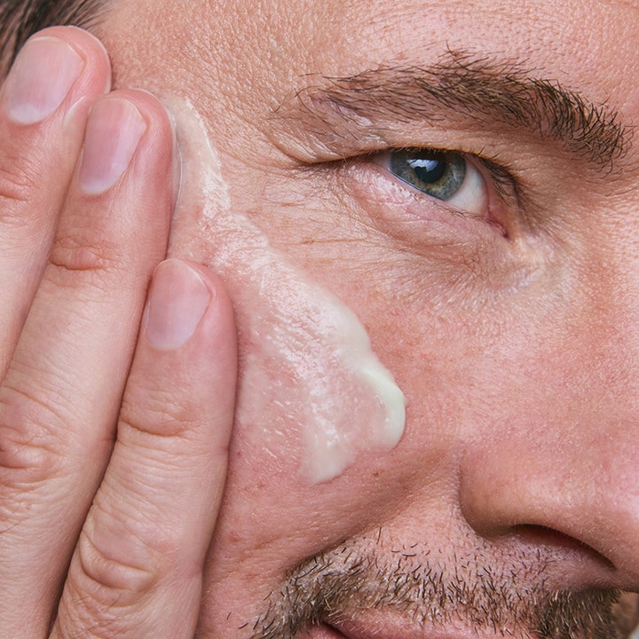 MÁDARA HIS Face Cream 50 ml fuktgivende ansiktskrem som gir pleie med en lys kremet tekstur på mannens kinn.