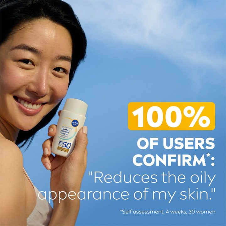 NIVEA UV Face Specialist Blemish Control 40 ml solkrem mot urenheter vist med en smilende kvinne og tekst 0% GREASY