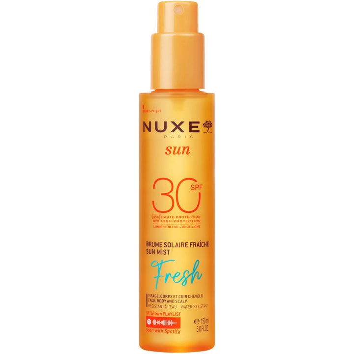 Nuxe Sun SPF 30 Brume Solaire FraĂźche 150 ml solspray som gir hĂžy beskyttelse i en oransje sprayflaske med pumpe