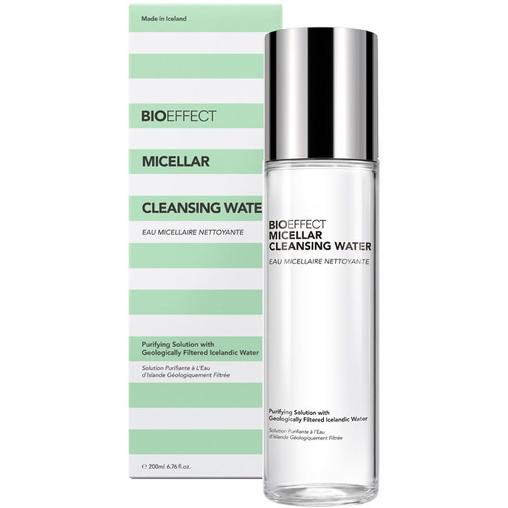 BIOEFFECT Micellar Cleansing Water 200 ml rensende ansiktsvann i klar flaske med sølvkork og grønnstripete eske.
