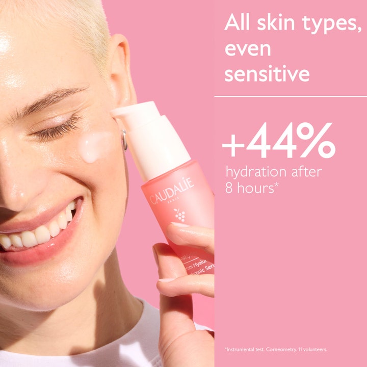 Caudalie Vinohydra Hyaluronic Serum 30 ml fuktserum påføres kinn på modell i en rosa setting