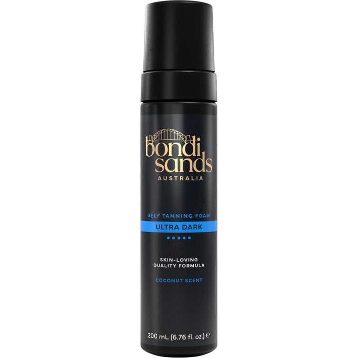 Bondi Sands Self Tanning Foam Ultra Dark 200 ml selvbruningsskum som gir dyp glød i svart pumpeflaske med blå stripe
