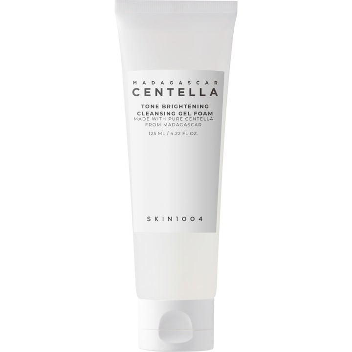 Skin1004 Madagascar Centella Tone Brightening Cleansing Gel Foam 125 ml opplysende rens i en hvit og frostet tube