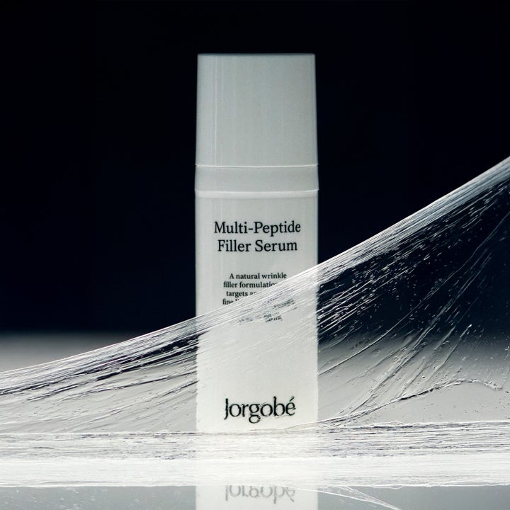 Jorgobé Multi-Peptide Filler Serum 50 ml rynkereduserende ansiktsserum i hvit pumpeflaske med elastisk gel-tekstur.