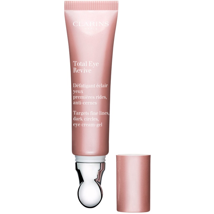 Clarins Total Eye Revive 15 ml oppfriskende øyekrem i rosa tube med metallapplikator mot mørke ringer og linjer.