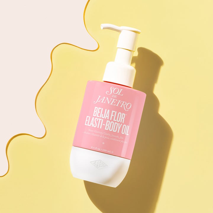 Sol de Janeiro Beija Flor Elasti-Body Oil 100 ml oppstrammende kroppsolje i rosa pumpeflaske på gul bakgrunn