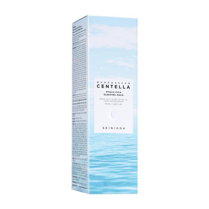 SKIN1004 Madagascar Centella Hyalu-Cica Sleeping Pack 100 ml beroligende nattmaske i lyseblå eske med vannmønster