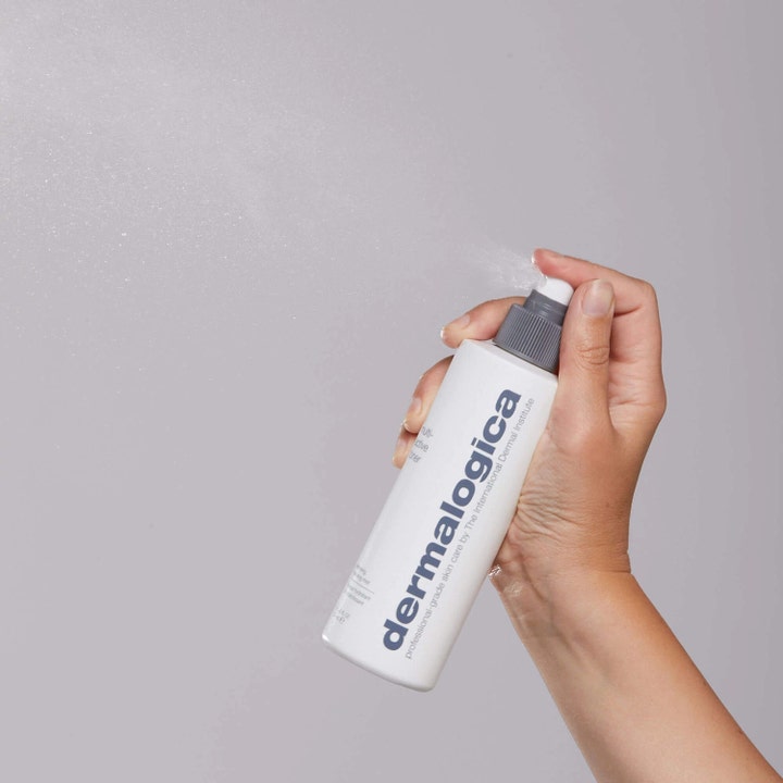 Dermalogica Multi-Active Toner 50 ml fuktighetsgivende ansiktsspray i hvit flaske som sprayes ut av en hånd