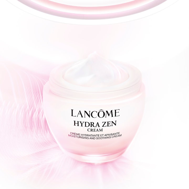 Lancôme Hydra Zen 50 ml fuktighetsgivende ansiktskrem i en åpen rosa krukke med hvit tekstur mot myk bakgrunn.