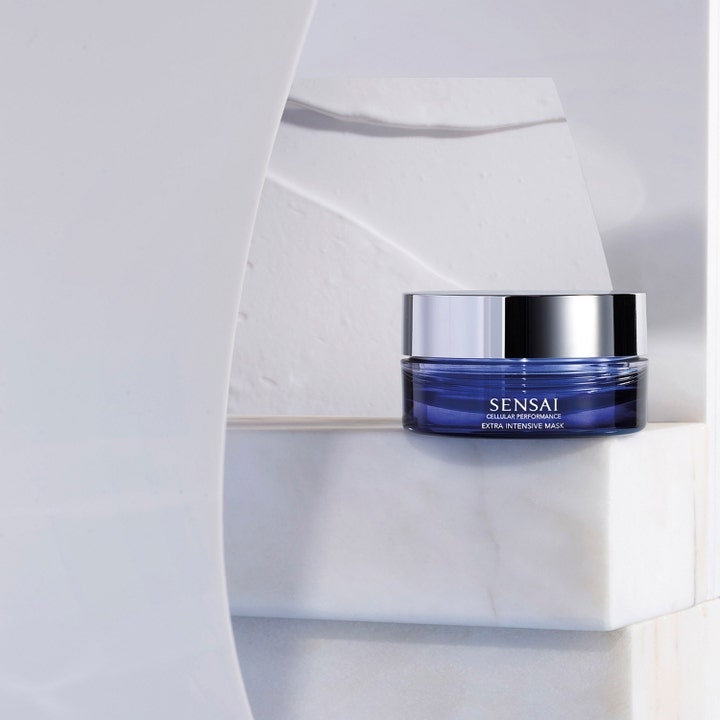 Sensai Cellular Performance Extra Intensive Mask 75 ml ansiktsmaske i blå krukke med sølvlokk på hvit marmor