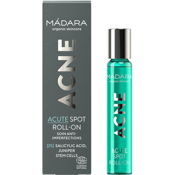 MÁDARA ACNE Spot Roll-On 8 ml spot treatment mot kviser i turkis glassbeholder med sølvlokk og grå ytteremballasje