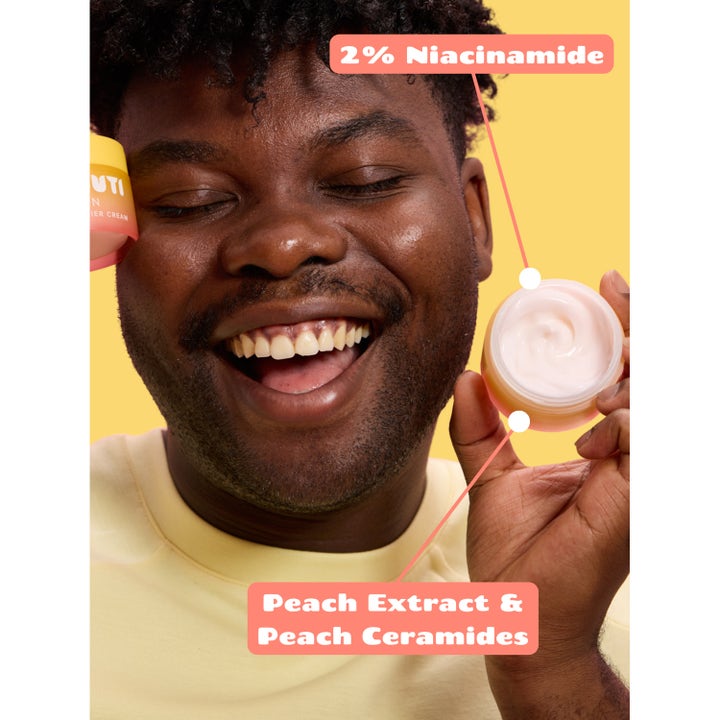 Smuuti Skin Peach Barrier Cream 50 ml fuktighetskrem med 2% niacinamide og ceramider i åpen krukke vist av smilende mann