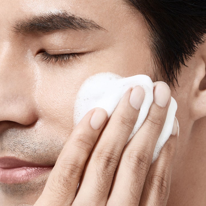 Shiseido Men Face Cleanser 125 ml ansiktsrens gir frisk hud med sitt hvite og luftige rengjøringsskum på kinnet.