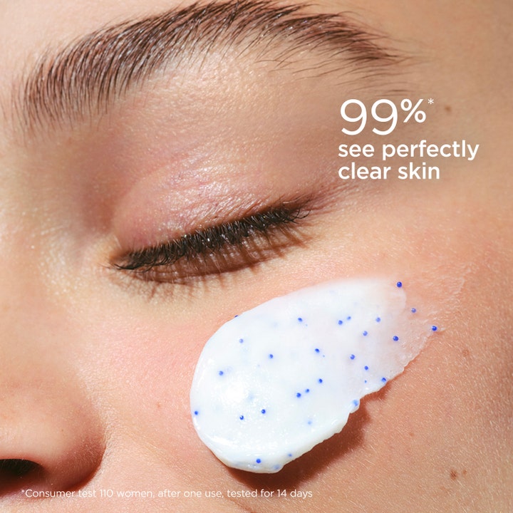 Clarins Purifying Gentle Foaming Cleanser 125 ml rengjøringsskum gir klar hud vist med hvit krem med blå korn og 99% tekst