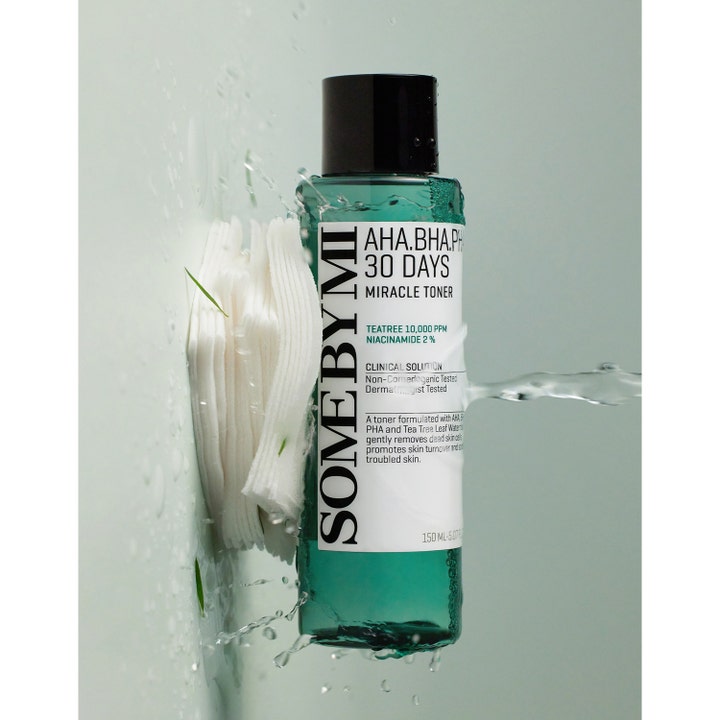 Some By Mi Aha-Bha-Pha 30 Days Miracle Toner 150 ml eksfolierende ansiktsvann i grønn flaske med bomullspads og vannsprut