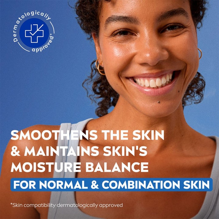 NIVEA Refreshing Exfoliating Scrub 150 ml ansiktsskrubb gir glød og fuktighet vist med en smilende kvinne.