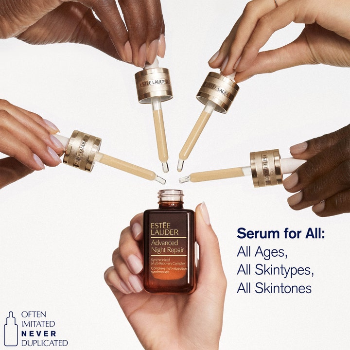 Estée Lauder Advanced Night Repair 50 ml ansiktsserum hender med ulike hudtoner holder pipetter over brun glassflaske