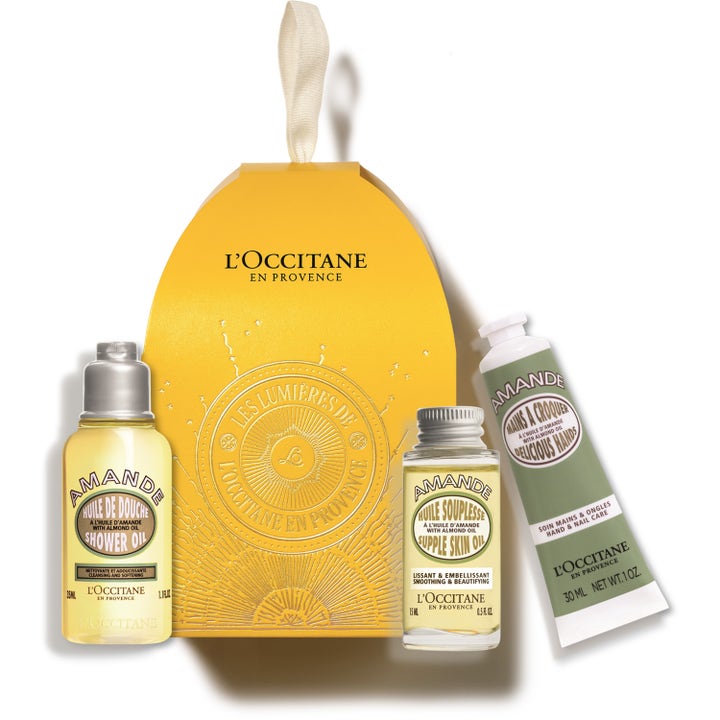 L'Occitane Almond Ornament gaveesett med pleiende mandelolje i gul eske med dusjolje, kroppsolje og håndkrem.