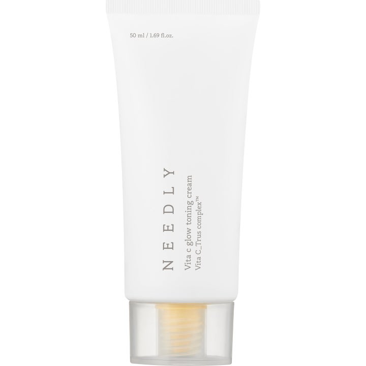 NEEDLY Vita C glow toning cream 50 ml opplysende ansiktskrem i hvit tube med gjennomsiktig kork og gul pumpe