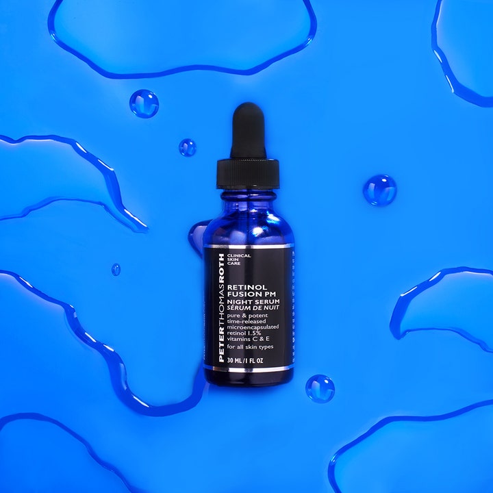 Peter Thomas Roth Retinol Fusion PM 30 ml nattserum i blå glassflaske omgitt av vannpytter.