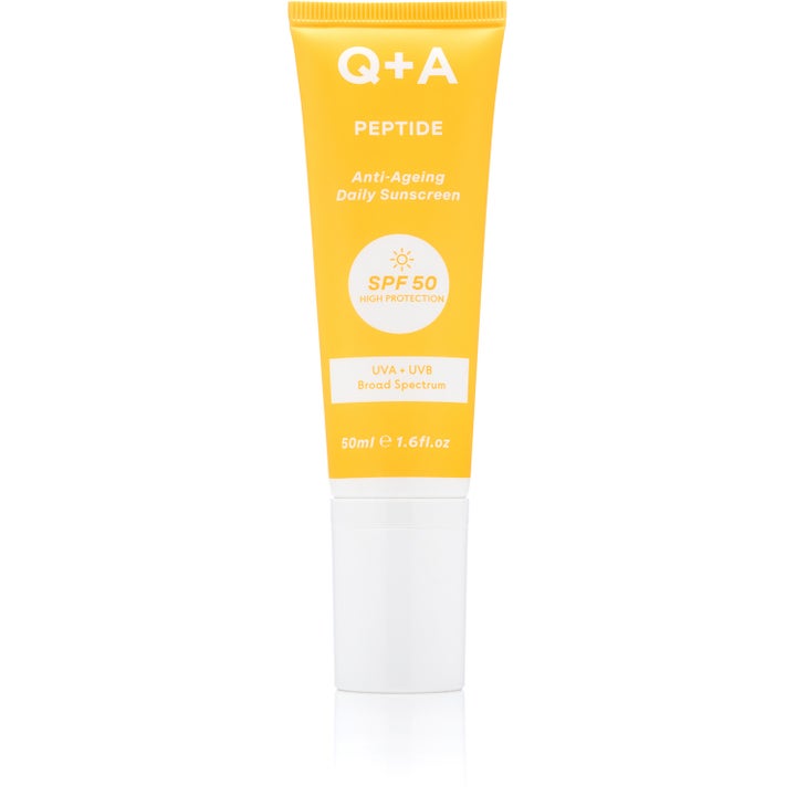 Q+A Peptide Anti-Ageing Daily Sunscreen 50ml SPF 50 solkrem i gul tube som forebygger aldringstegn.