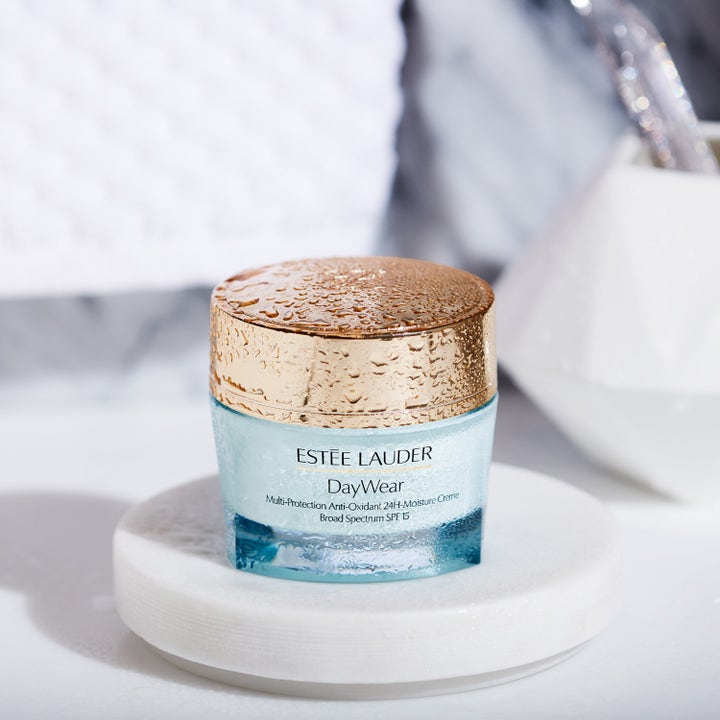 Estée Lauder DayWear 30 ml fuktighetsgivende dagkrem i lyseblå krukke med gulllokk dekket av friske vanndråper.