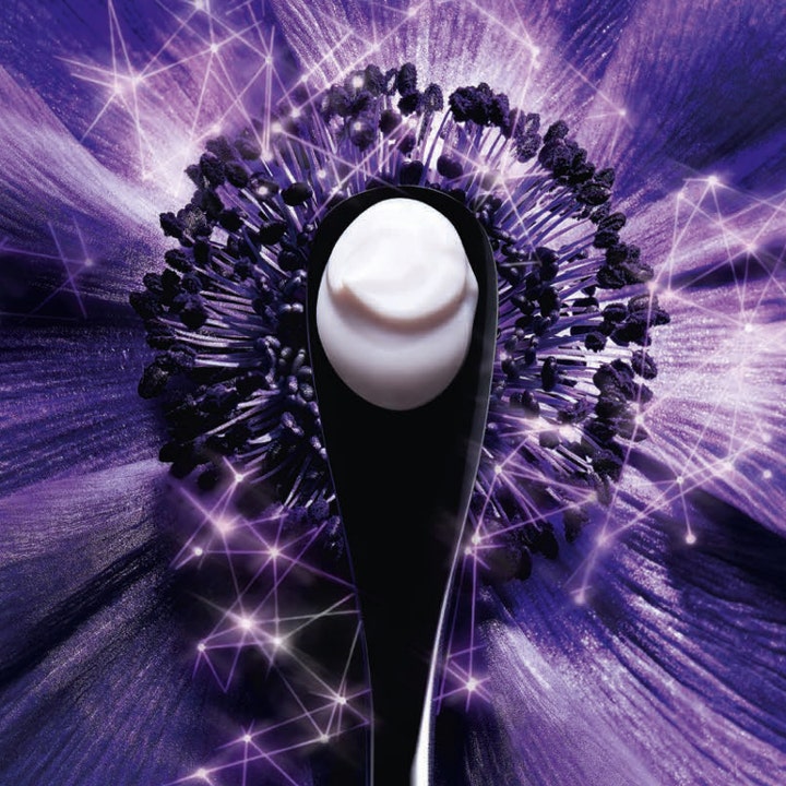 Lancôme Rénergie Multi-Lift Crème 50 ml oppstrammende ansiktskrem viser hvit tekstur på svart applikator mot lilla blomst