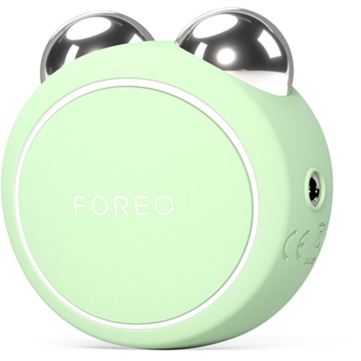 FOREO BEAR 2 go Pistachio 1 stk hudpleieenhet som gir fasthet i pastellgrønn silikon med to sølvkuler.