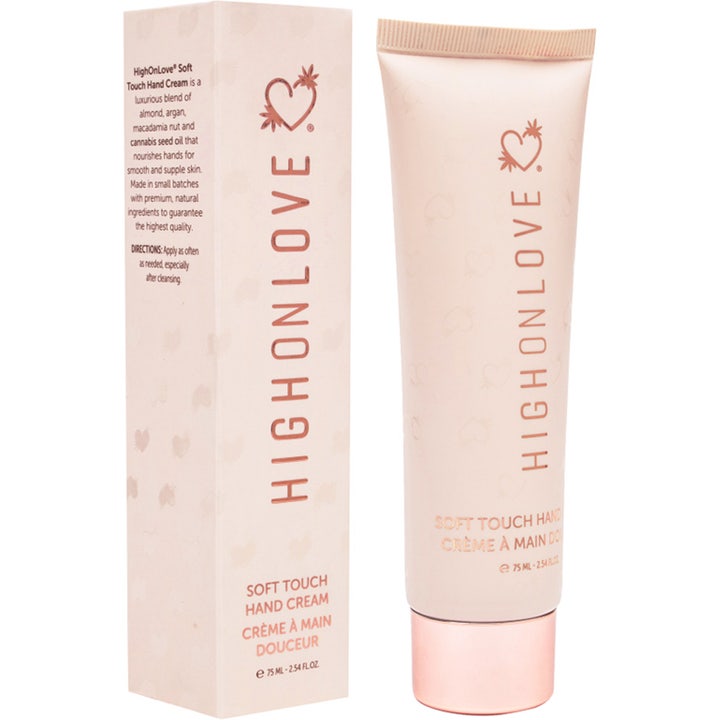 HighOnLove Soft Touch Hand Cream 75 ml pleiende håndkrem i en lyserosa tube med matchende eske og rosegullkork