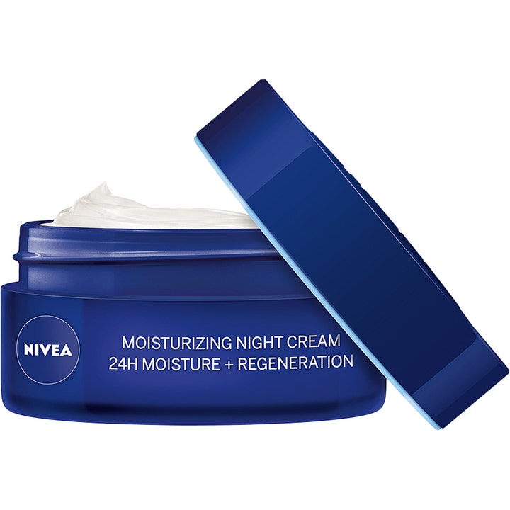 Nivea Moisturizing Night Cream 50ml fuktighetsgivende nattkrem i åpen blå krukke med hvit kremet tekstur