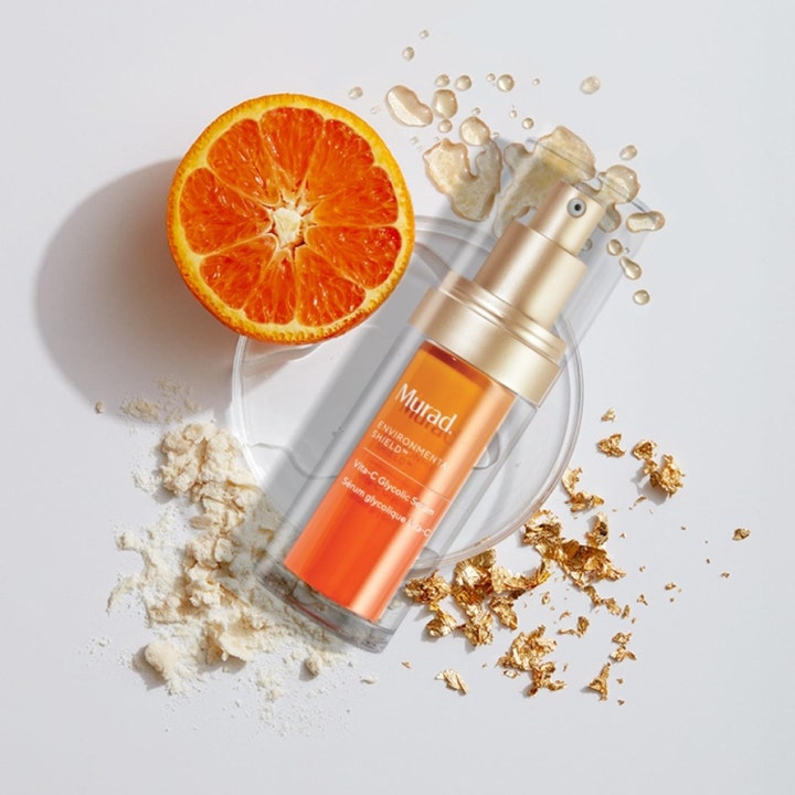 Murad Vita-C Glycolic Serum 30 ml ansiktsserum for glød i oransje flaske med en appelsin og gullflak