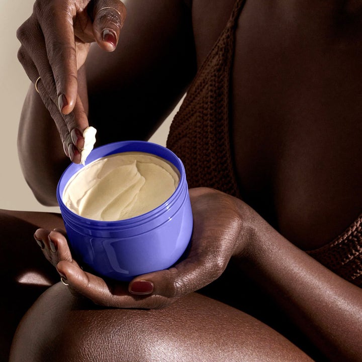 Sol de Janeiro Delicia Drench & Cheirosa 59 Body Butter 240 ml fuktighetsgivende krem i lilla krukke med hvit tekstur