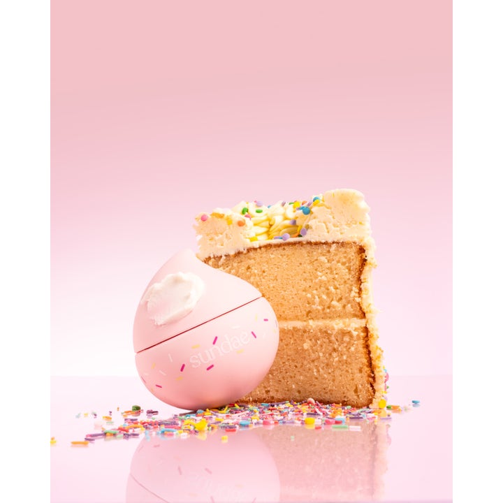 Sundae Whipped Body Moisturiser Birthday Cake 220 ml fuktighetskrem ved et kakestykke med strøssel