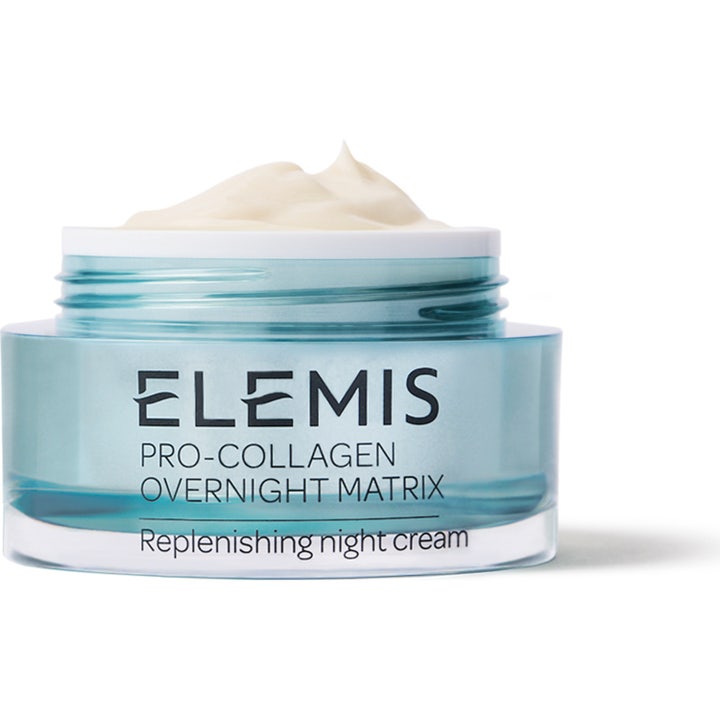 Elemis Pro-Collagen Overnight Matrix 50ml nattkrem i lyseblå glasskrukke med fyldig hvit tekstur som gir fuktighet.